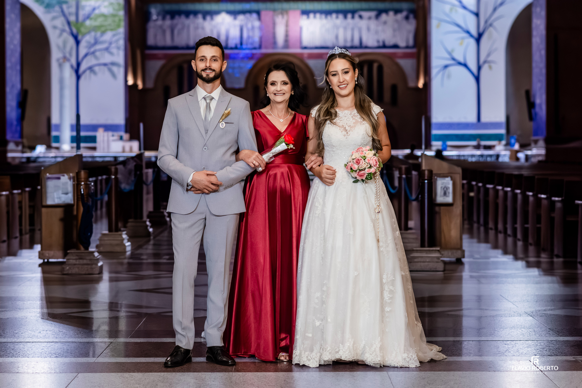 Noivos com padrinhos durante casamento no Santuário Nacional de Aparecida