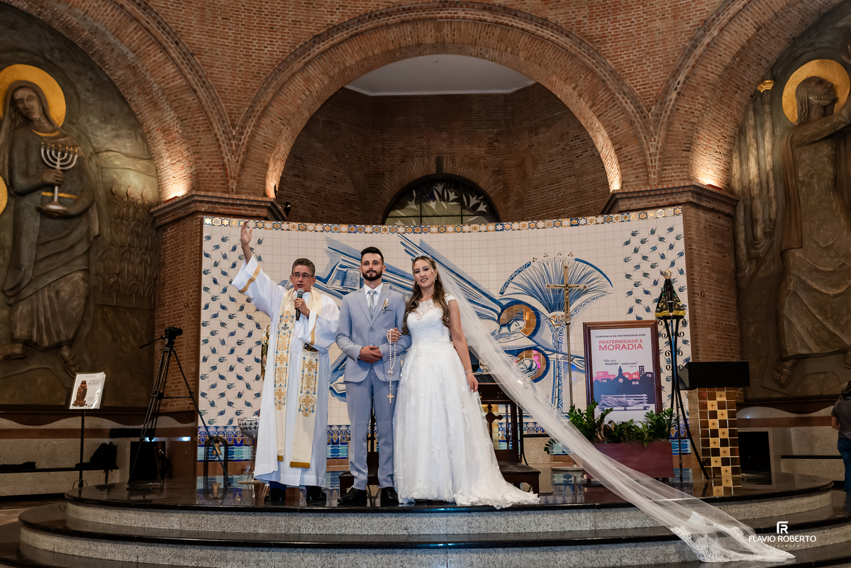 Fotógrafo de casamento registra noivos no altar com padre no Santuário Nacional de Aparecida