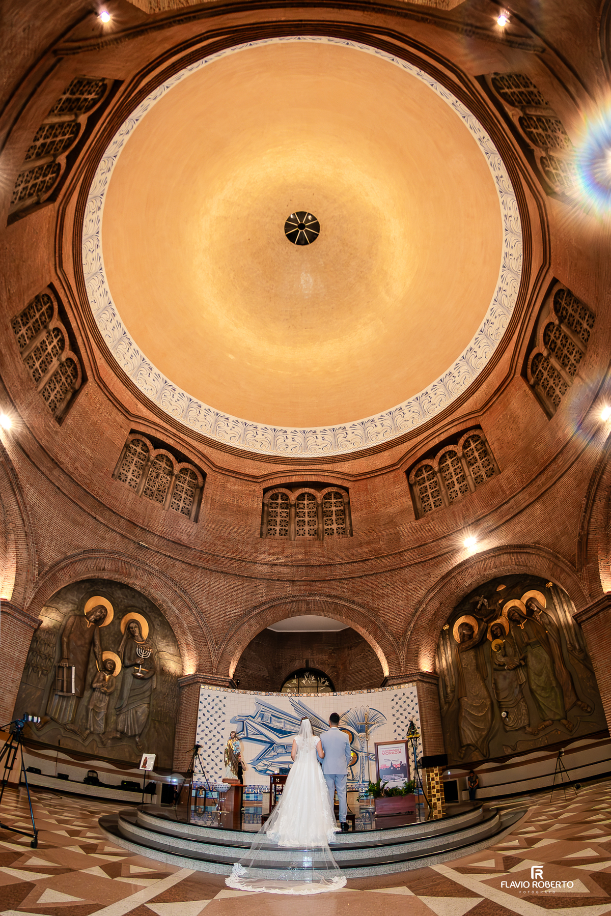 Fotógrafo de casamento no Santuário Nacional de Aparecida registra cerimônia com cúpula monumental e noivos no altar