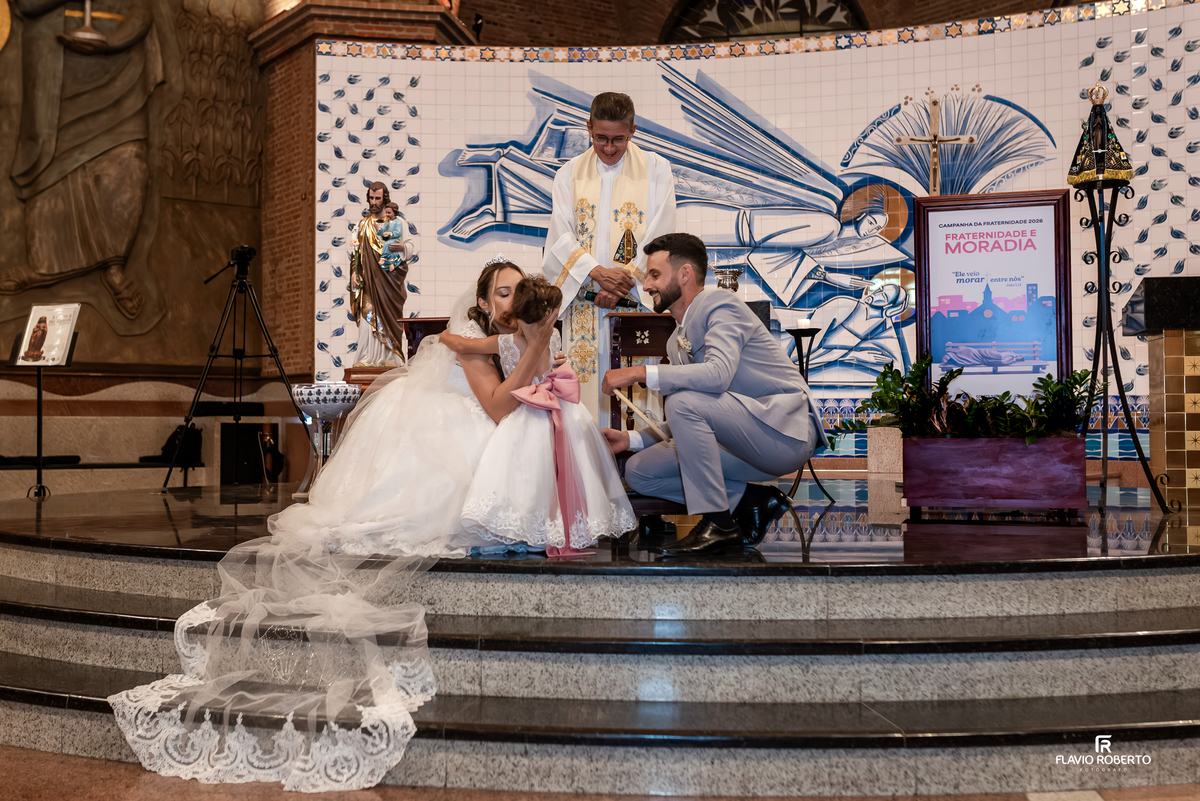 Momento espontâneo dos noivos com criança durante cerimônia de casamento no Santuário de Aparecida