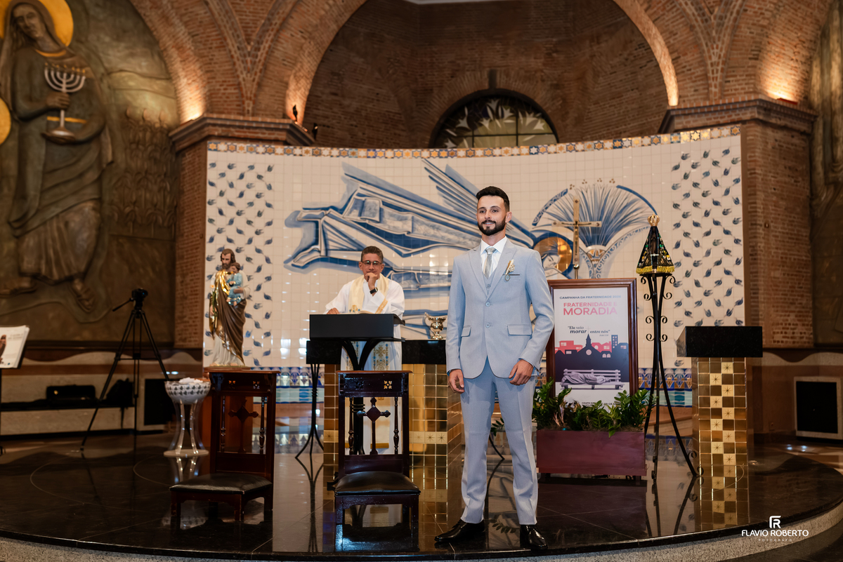 Noivo aguardando no altar durante cerimônia de casamento no Santuário Nacional de AparecidaEntrada da noiva com seus pais na igreja durante casamento no Santuário Nacional de Aparecida