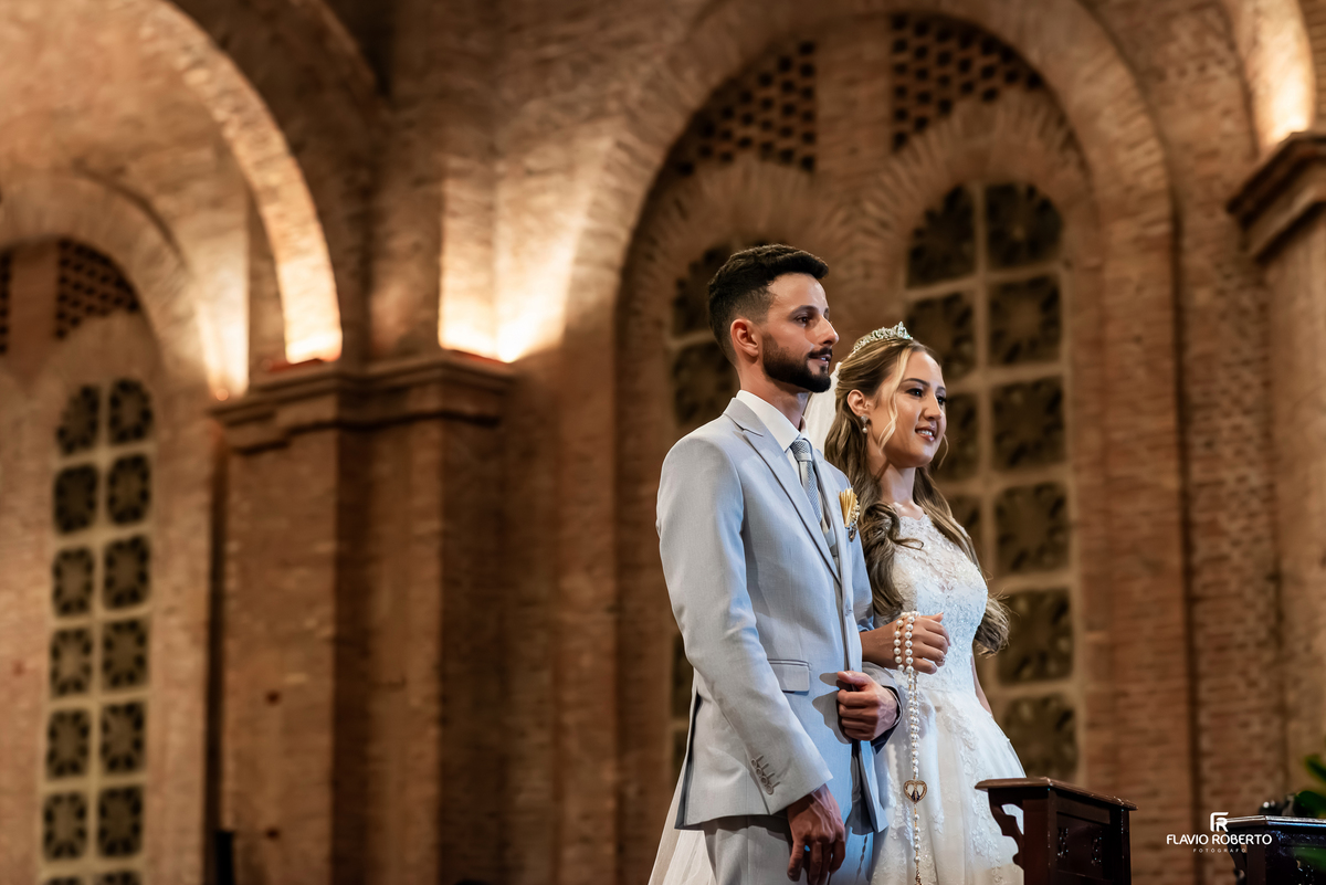 Noivos juntos no altar durante cerimônia de casamento no Santuário Nacional de Aparecida