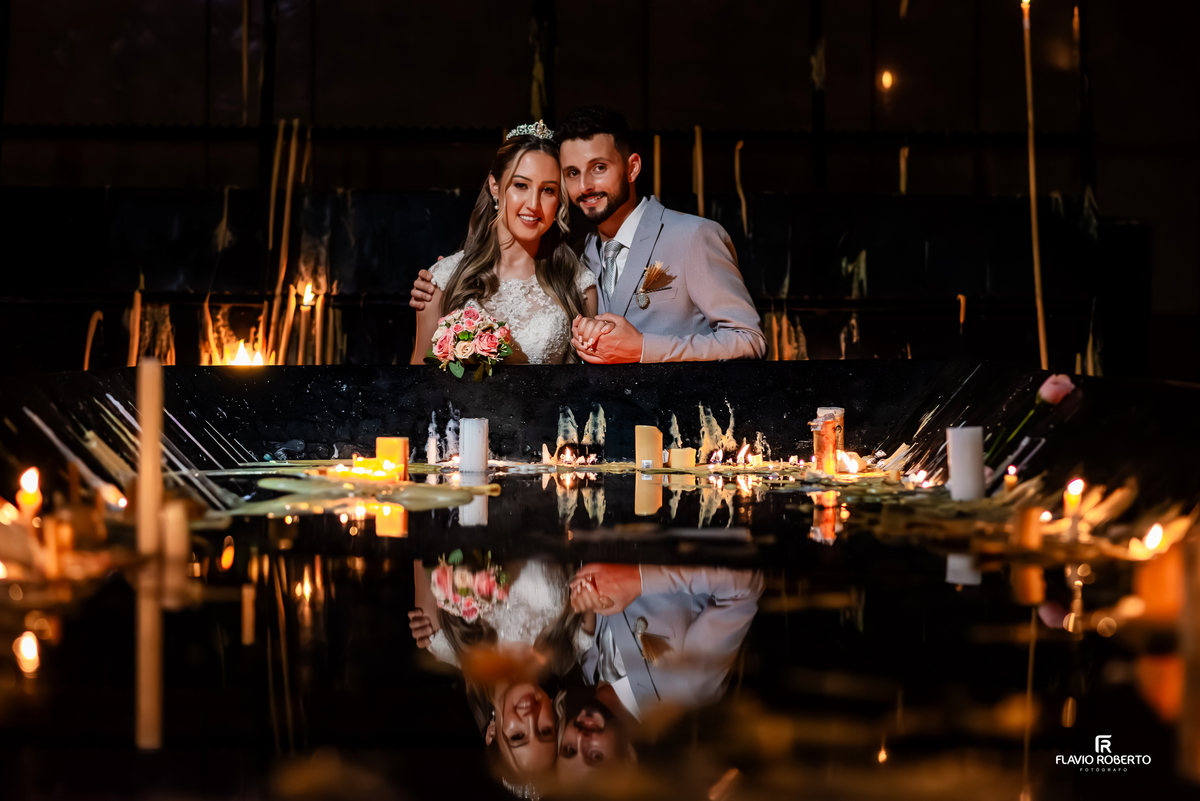 Noivos rezando na capela das velas durante casamento no Santuário de Aparecida