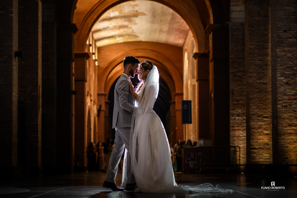 Silhueta dos noivos em corredor do Santuário Nacional de Aparecida durante ensaio de casamento