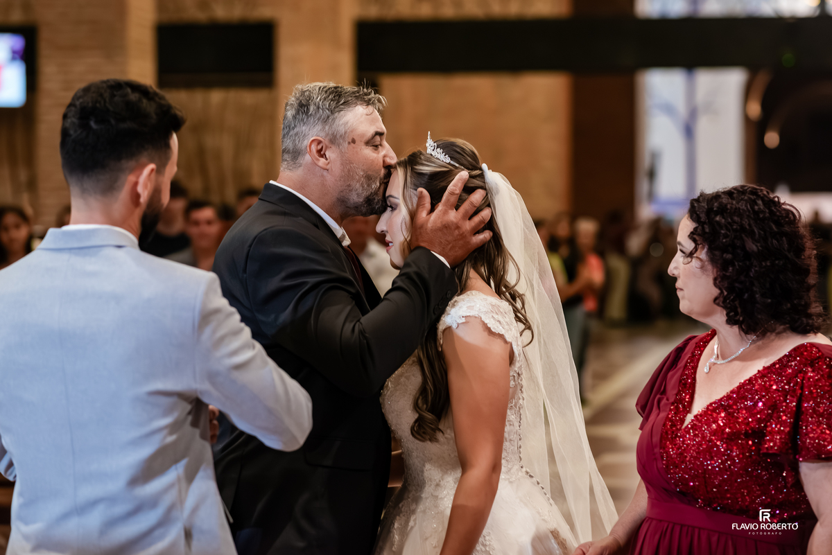 Pai emocionado abençoando a noiva durante cerimônia de casamento no Santuário de Aparecida