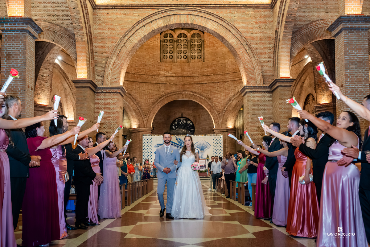 Saída dos noivos com convidados jogando flores no Santuário Nacional de Aparecida