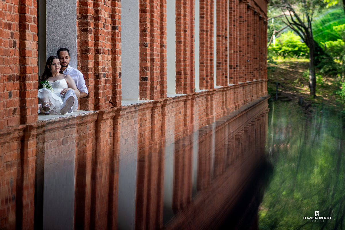 Casal em ensaio pré wedding no Seminário Bom Jesus em Aparecida com reflexo no lago