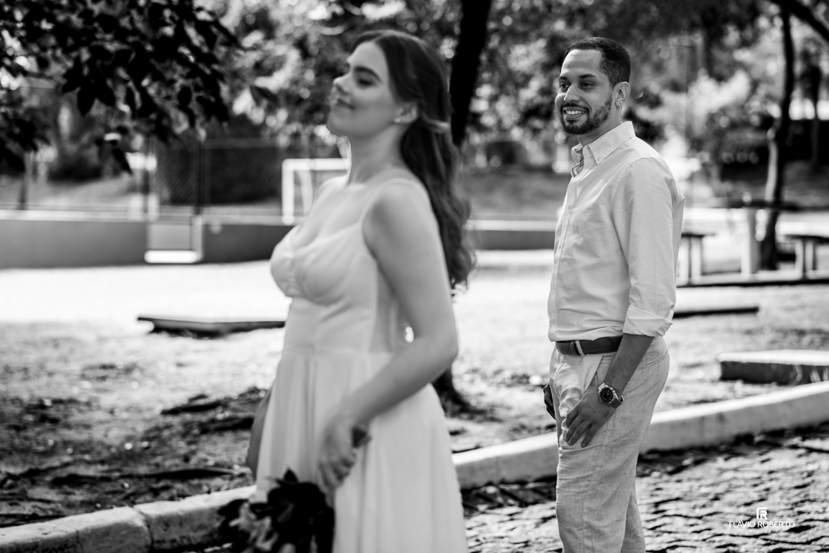 Retrato em preto e branco da noiva em momento introspectivo durante ensaio pré wedding