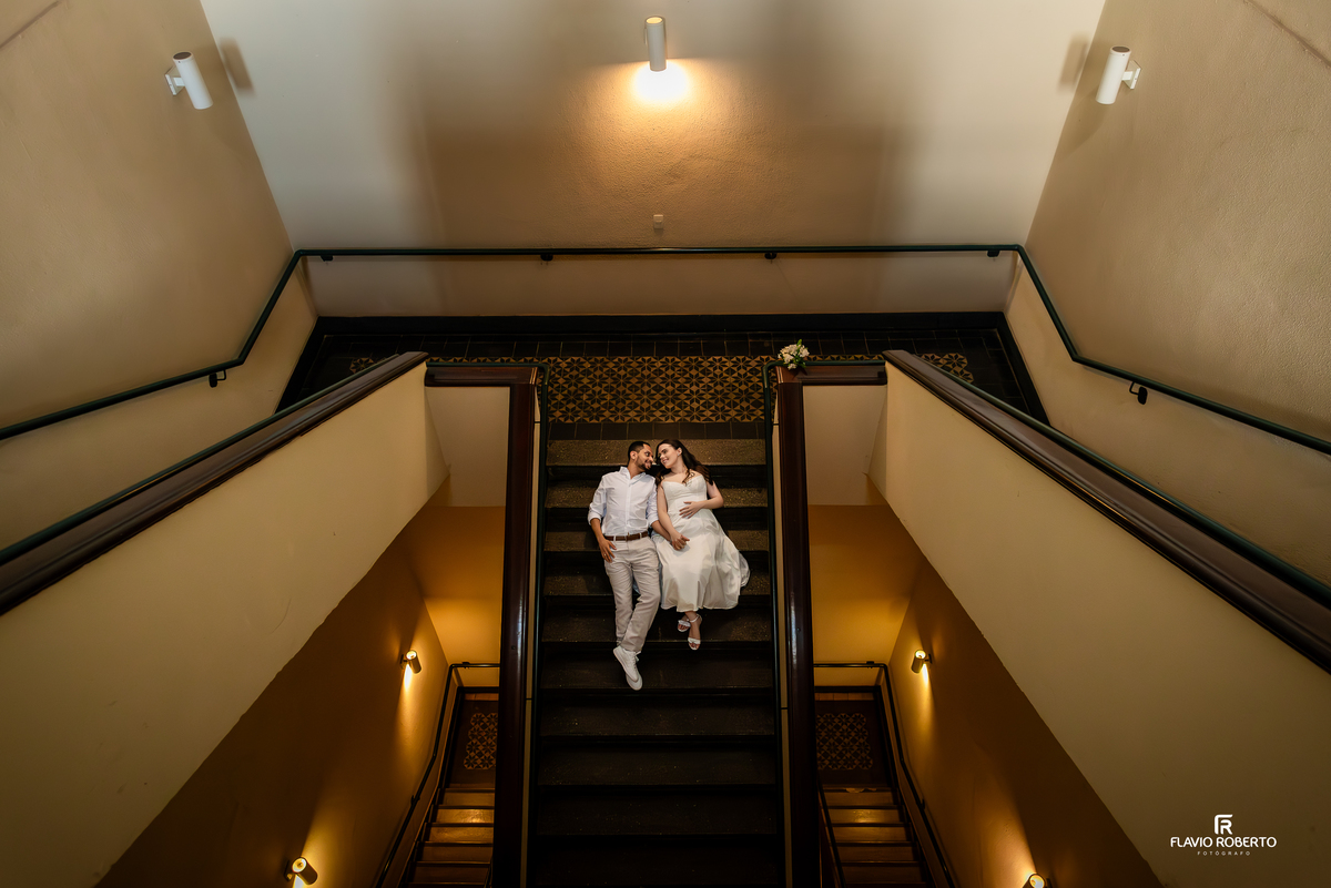 Casal deitado na escada no Seminário Bom Jesus em Aparecida durante ensaio pré wedding