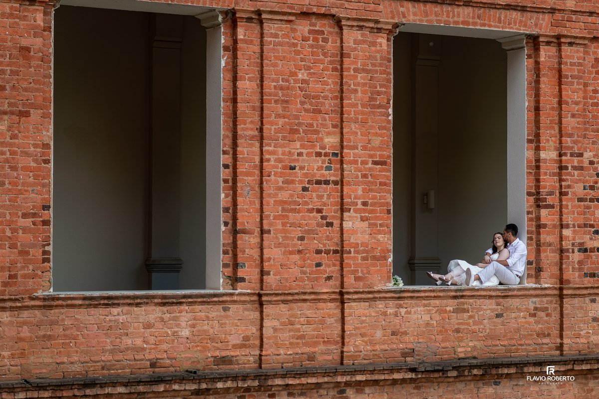 Casal em ensaio pré wedding no Seminário Bom Jesus em Aparecida com arquitetura antiga e vista externa