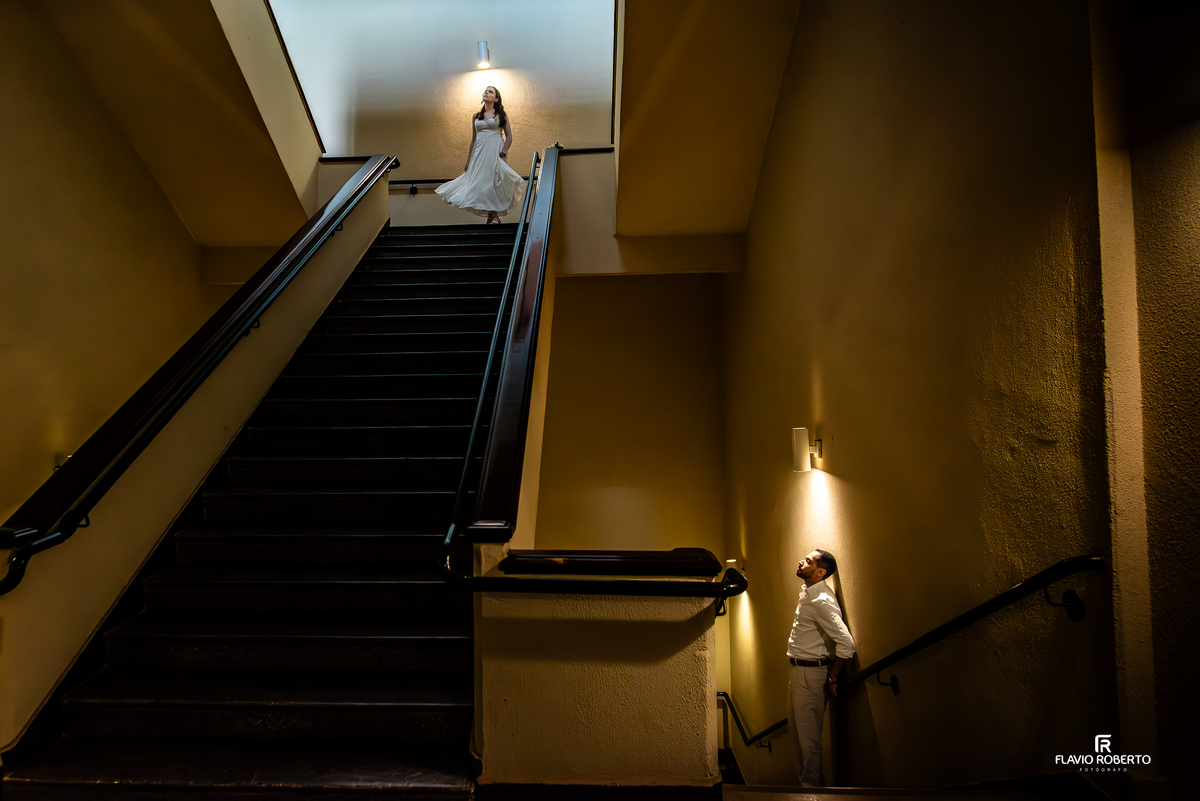 Ensaio criativo de casal em escadaria do Seminário Bom Jesus em Aparecida com composição artística