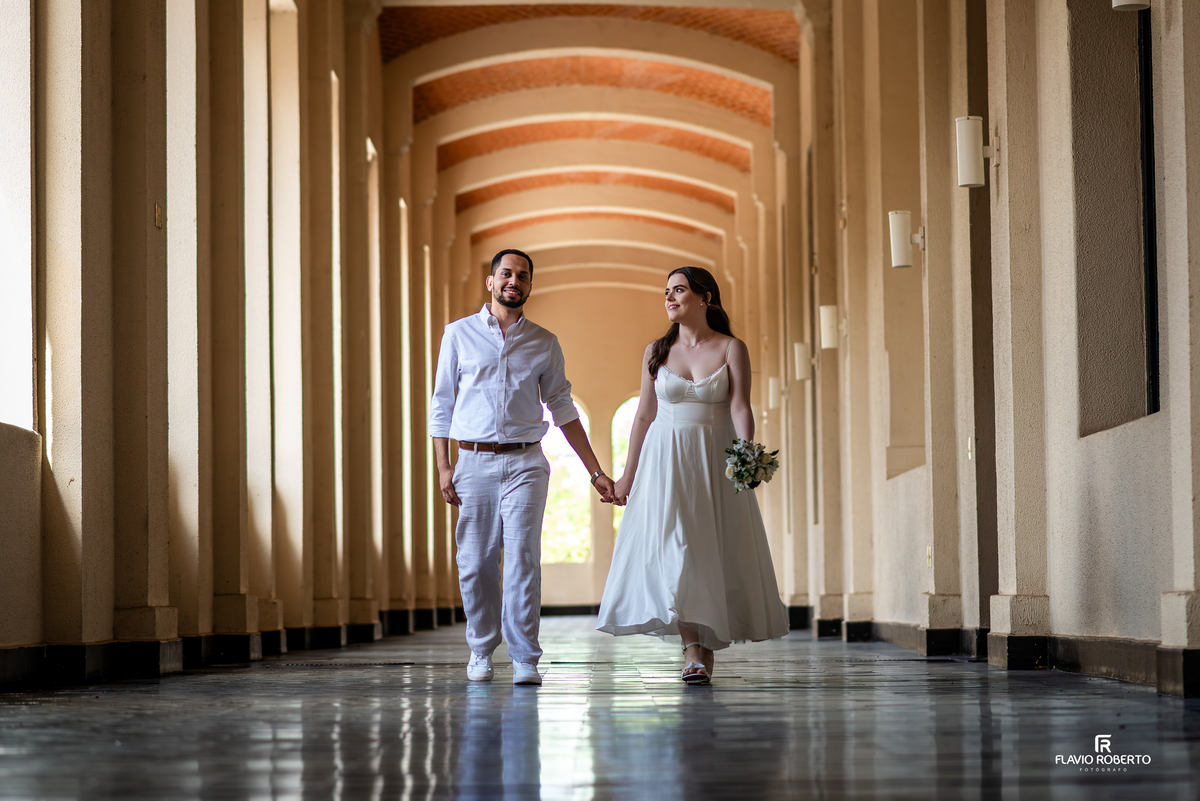 Ensaio de casal no Seminário Bom Jesus em Aparecida destacando arquitetura colonial e simetria