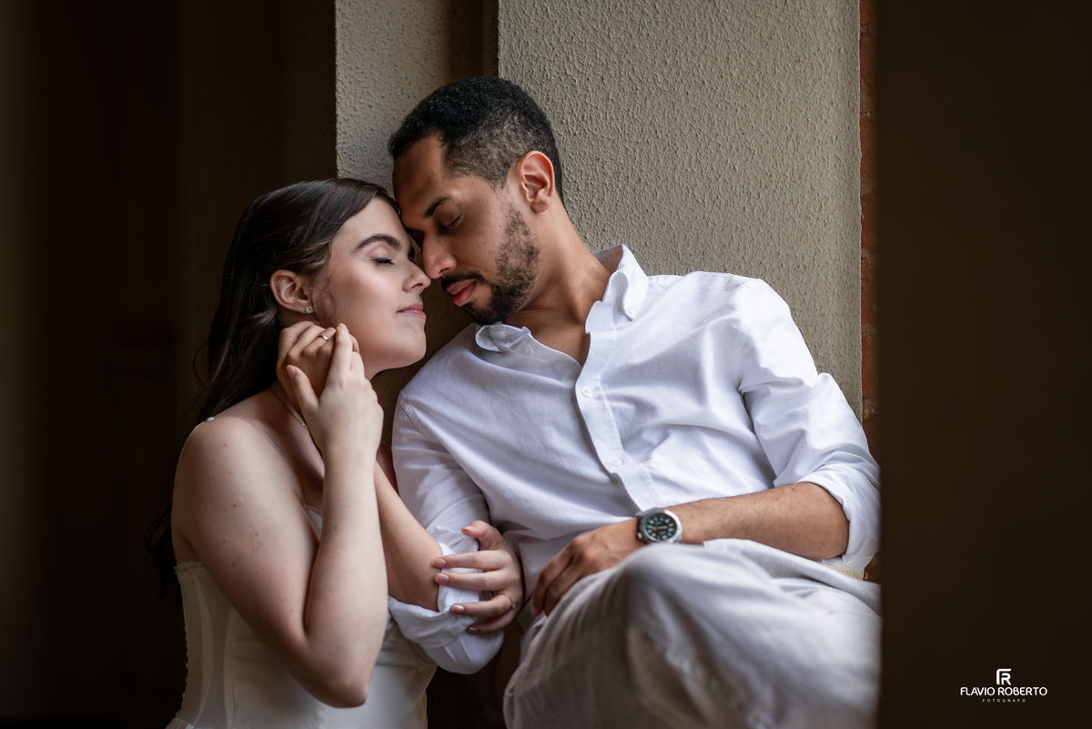 Close romântico de casal em ensaio pré wedding no Seminário Bom Jesus em Aparecida com luz suave