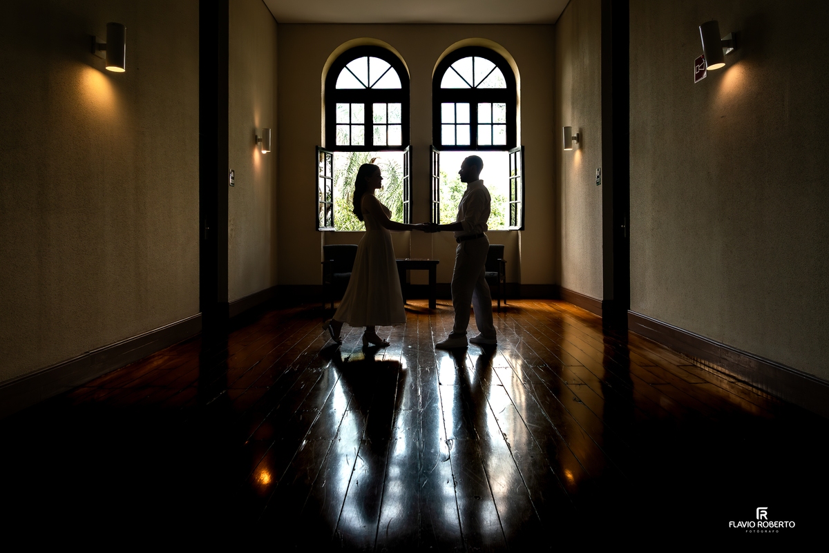 Silhueta de casal em ensaio pré wedding no Seminário Bom Jesus em Aparecida com luz de fundo