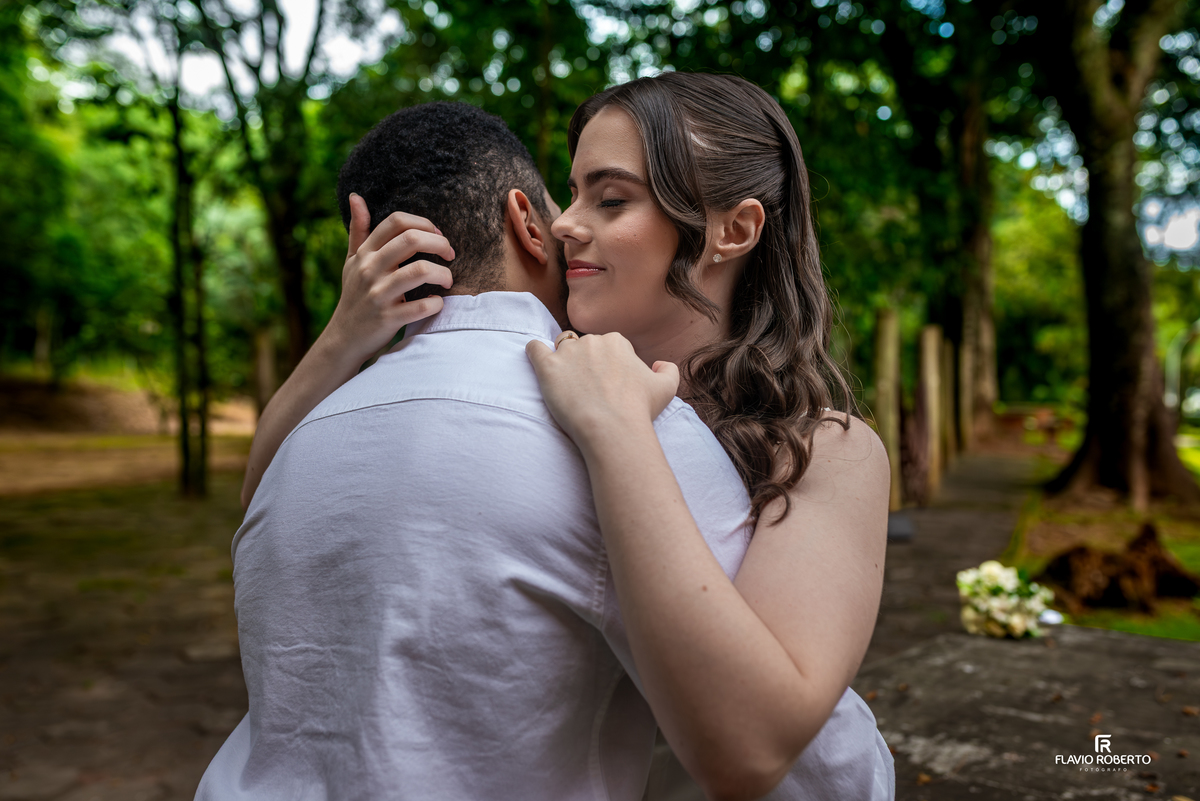 Casal em momento íntimo durante ensaio pré wedding em Aparecida com fundo desfocado e composição artística