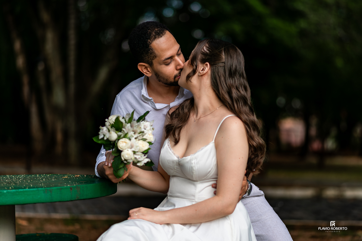 Casal em momento íntimo durante ensaio pré wedding com flores e composição delicada