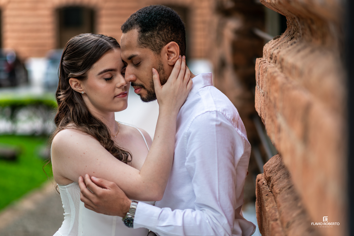 Close do casal em momento de carinho durante pré wedding na Pousada Bom Jesus em Aparecida com natureza ao fundo
