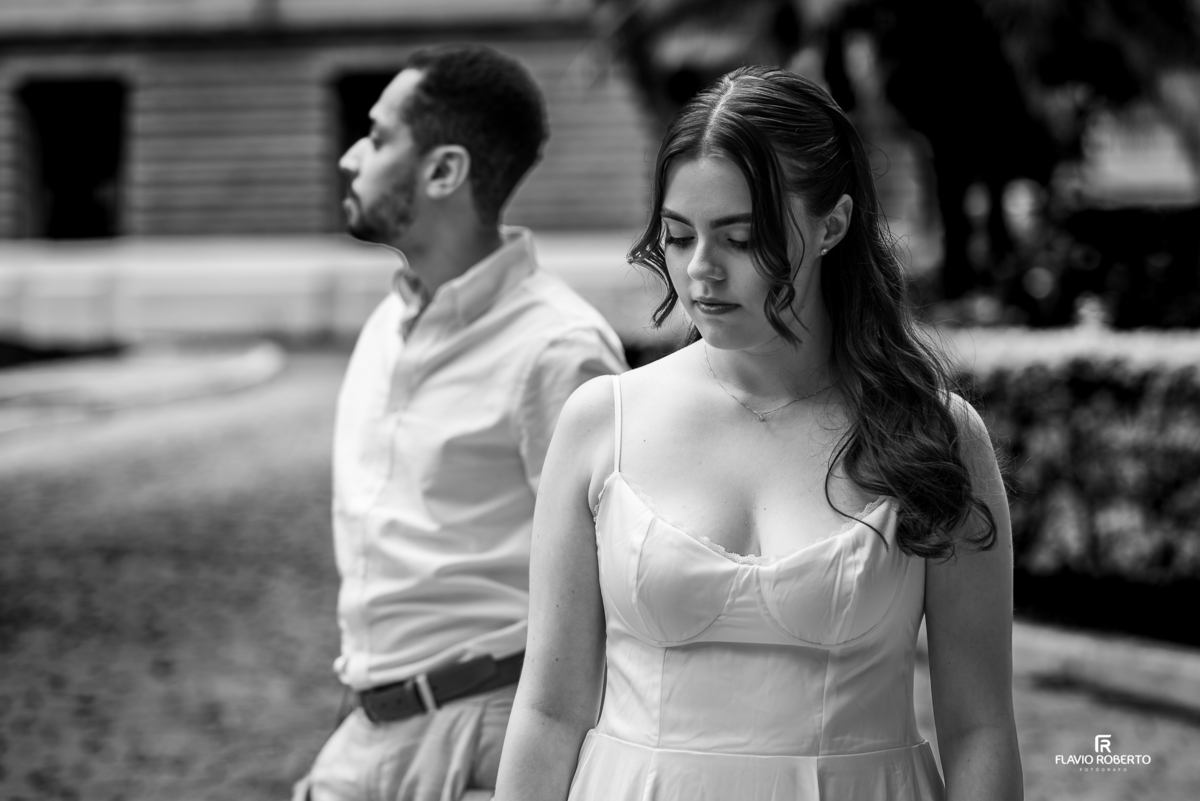 Foto em preto e branco do casal com expressão leve durante ensaio pré wedding em Aparecida