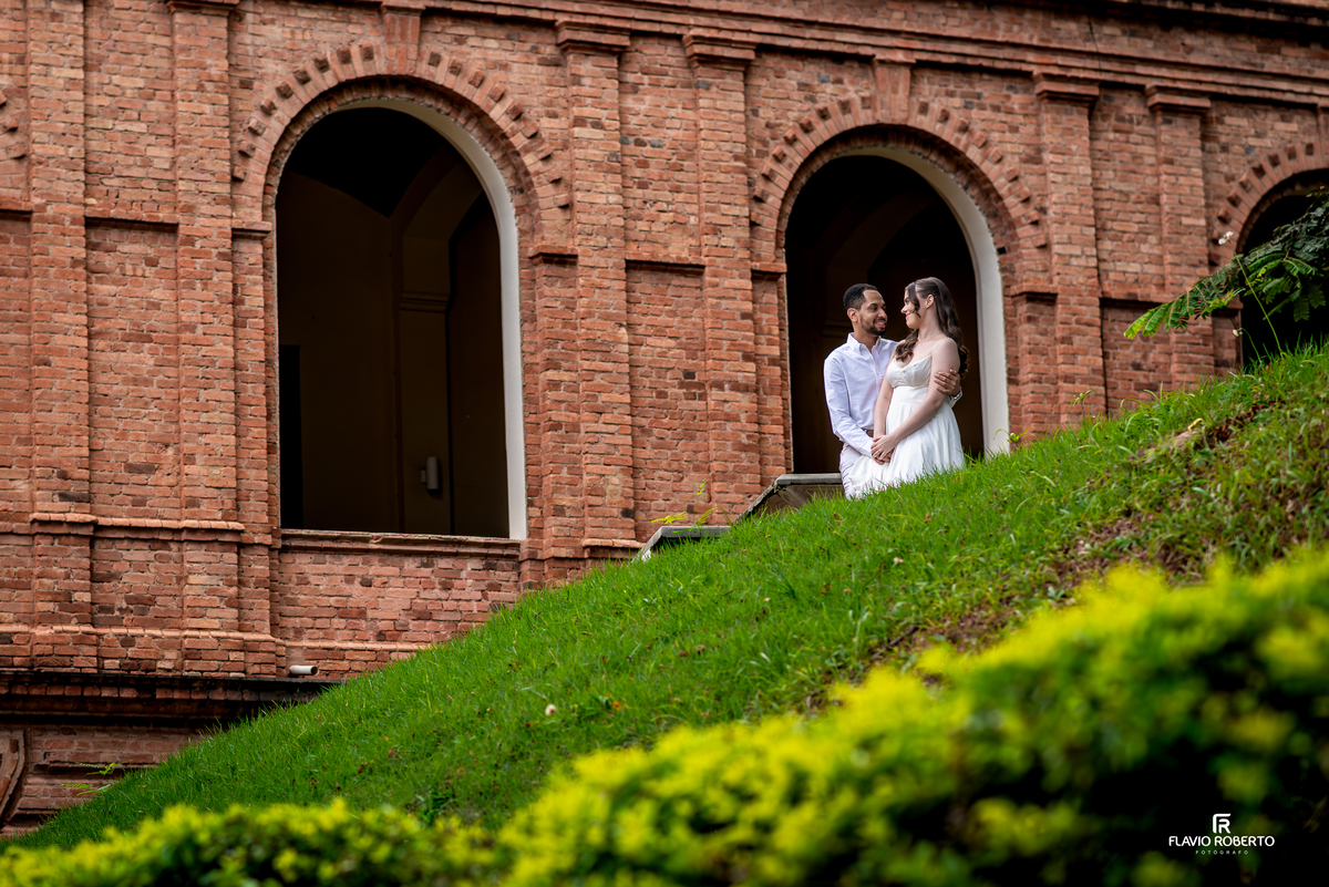 Pré wedding de Gabriela e Yuri na Pousada Bom Jesus em Aparecida, Vale do Paraíba, com arquitetura de arcos e tijolinhos valorizando o casal