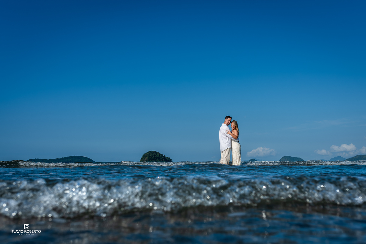 Casal abraçado no mar durante ensaio de 10 anos de casamento