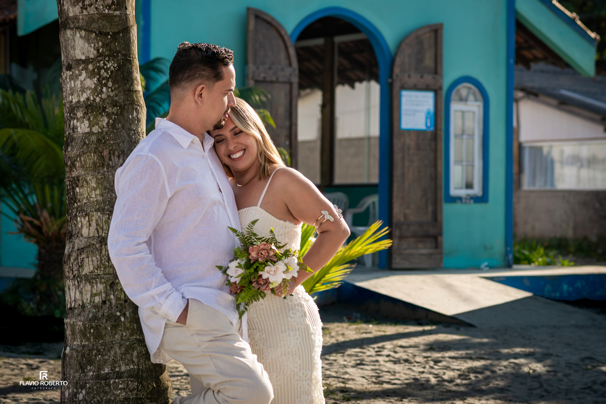 Casal aproveitando o amanhecer em ensaio de Bodas de Estanho