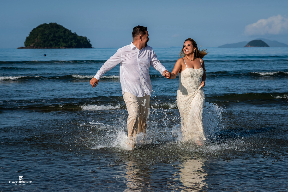 Casal correndo na água durante ensaio de Bodas em Ubatuba