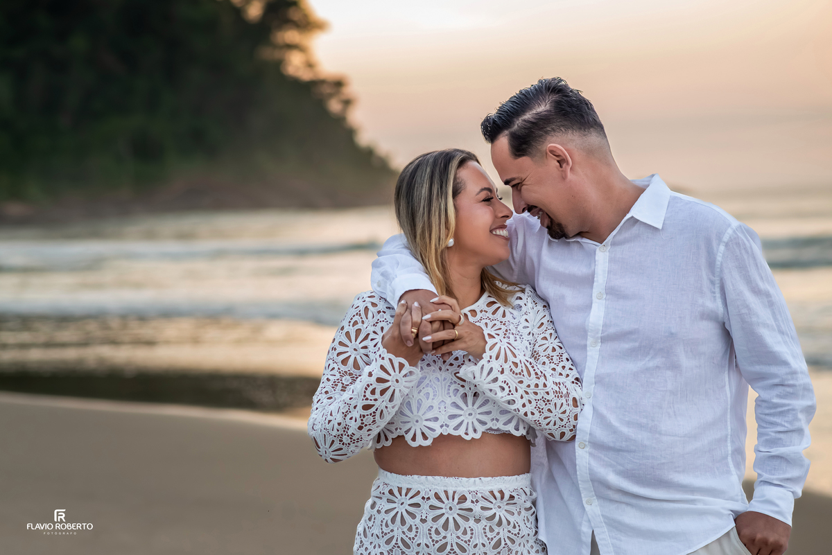 Casal sorrindo na praia durante ensaio de Bodas de Estanho em Ubatuba