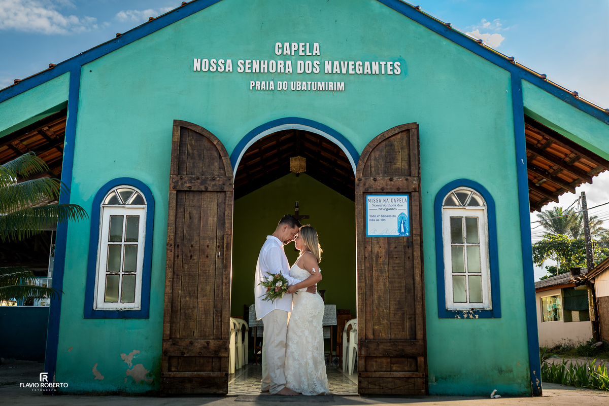 Casal em frente à Capela Nossa Senhora dos Navegantes em Ubatumirim