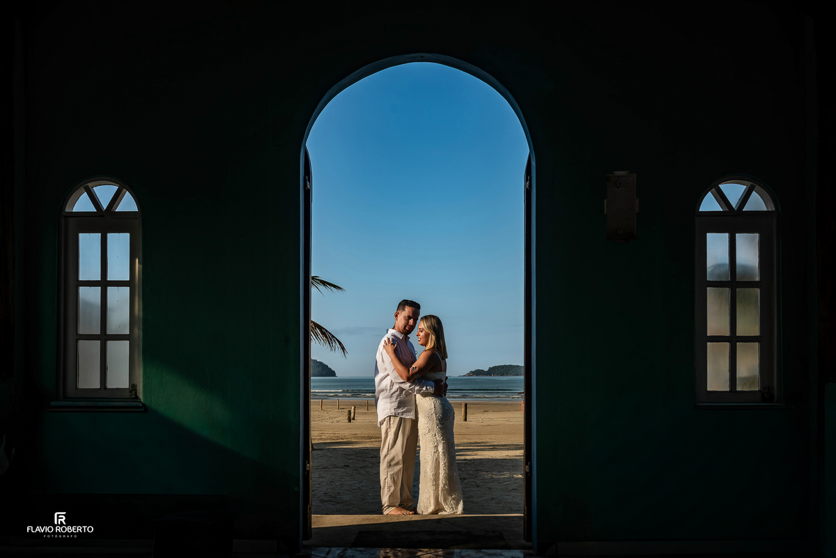 Casal comemorando 10 anos de casamento na praia