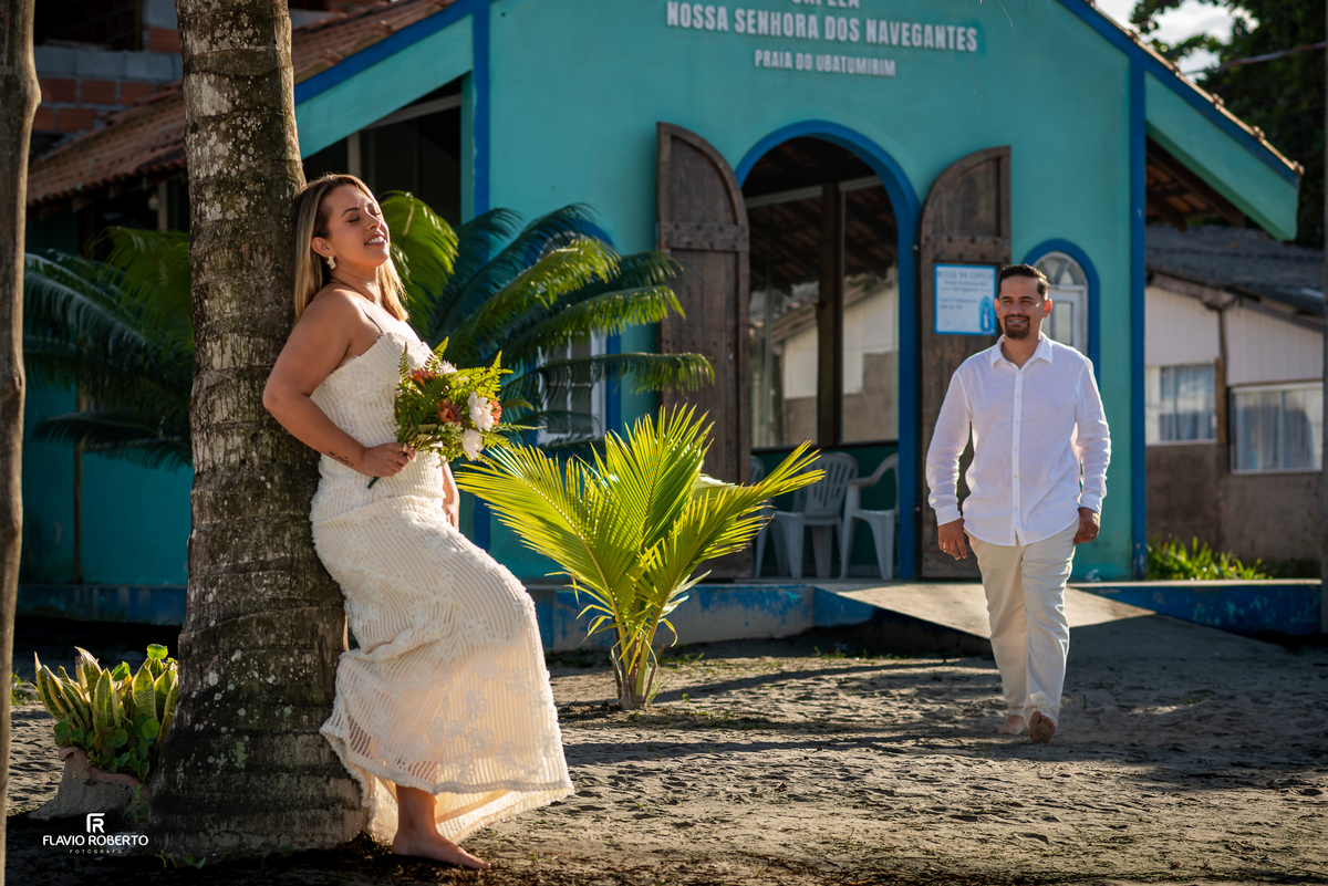 Casal caminhando na areia durante ensaio de aniversário de casamento