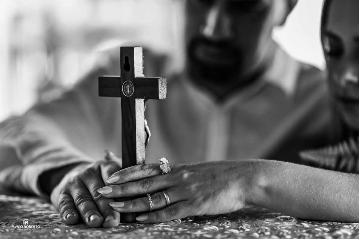 Cruz e alianças durante ensaio de Bodas de Estanho