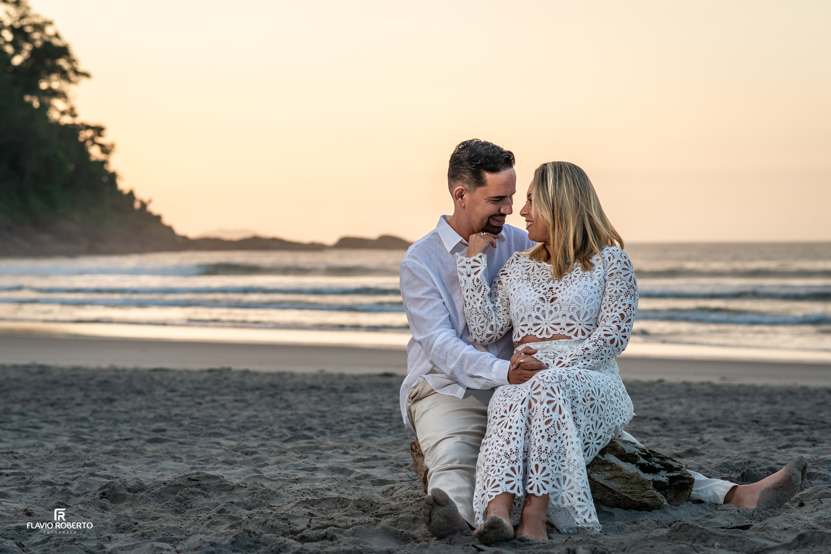 Casal ao nascer do sol em ensaio na Praia de Itamambuca