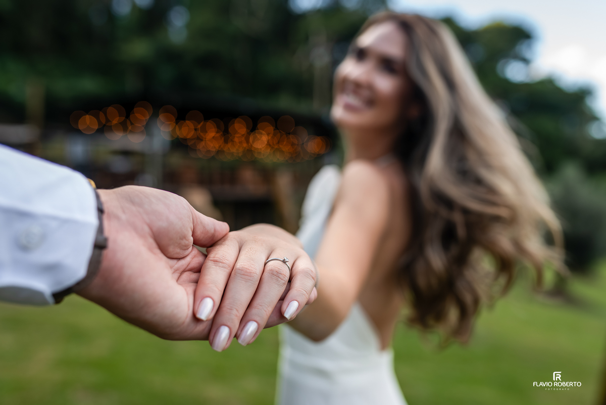 Detalhe da aliança de Raissa durante ensaio pré wedding na Vinícola Essenza.