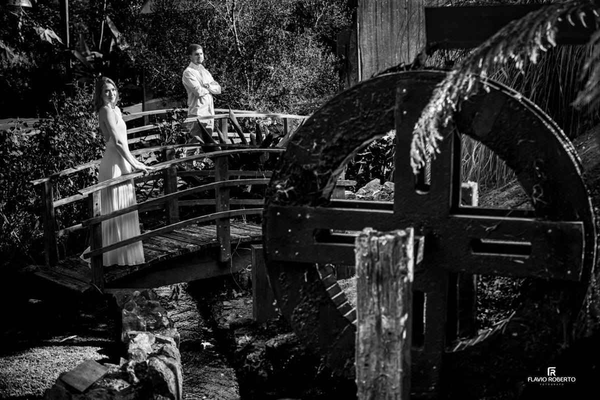 Foto artística em preto e branco de Raissa e Anderson durante pré wedding na Vinícola Essenza.