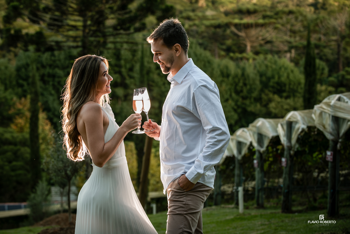 Raissa e Anderson brindando vinho durante pré wedding na Vinícola Essenza em Santo Antônio do Pinhal.