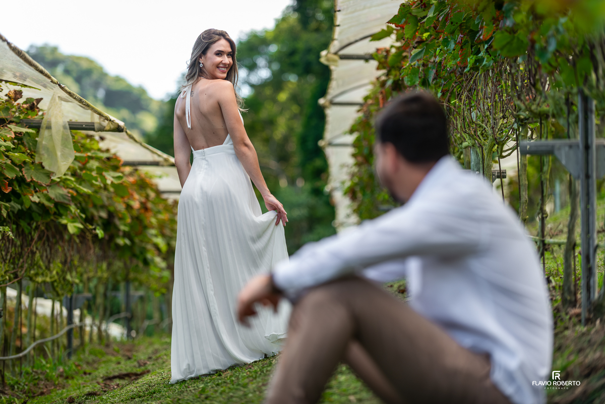 Raissa e Anderson entre os vinhedos da Vinícola Essenza durante ensaio pré wedding na Serra da Mantiqueira.