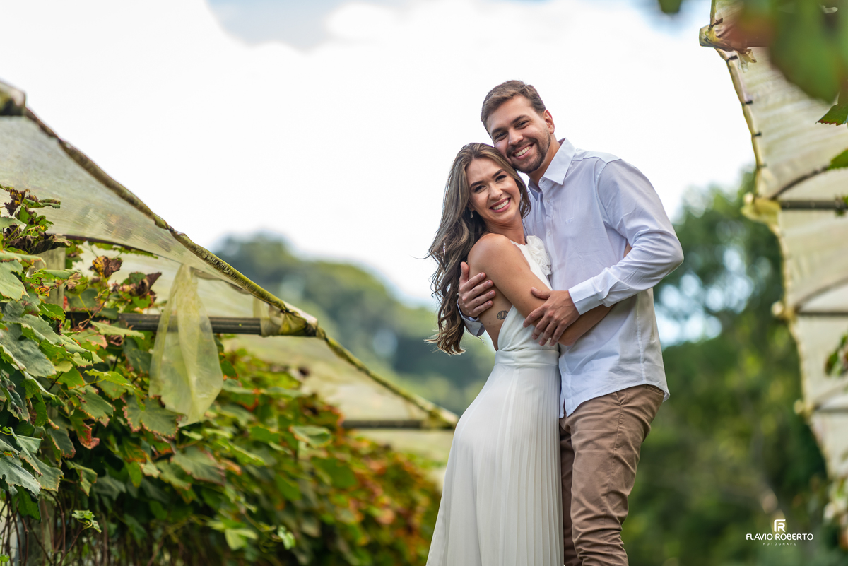Raissa e Anderson entre os vinhedos da Vinícola Essenza durante ensaio pré wedding na Serra da Mantiqueira.