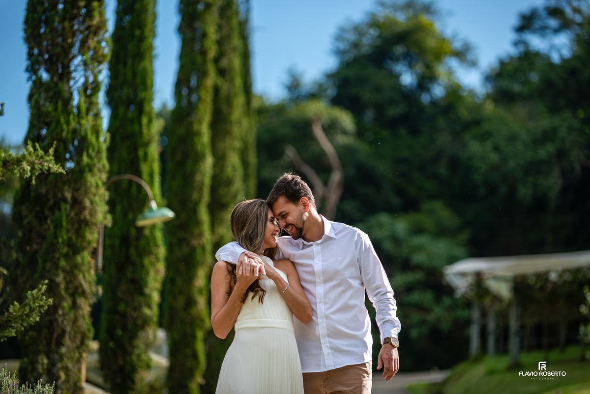 Raissa e Anderson se beijando entre os vinhedos da Vinícola Essenza em Santo Antônio do Pinhal.