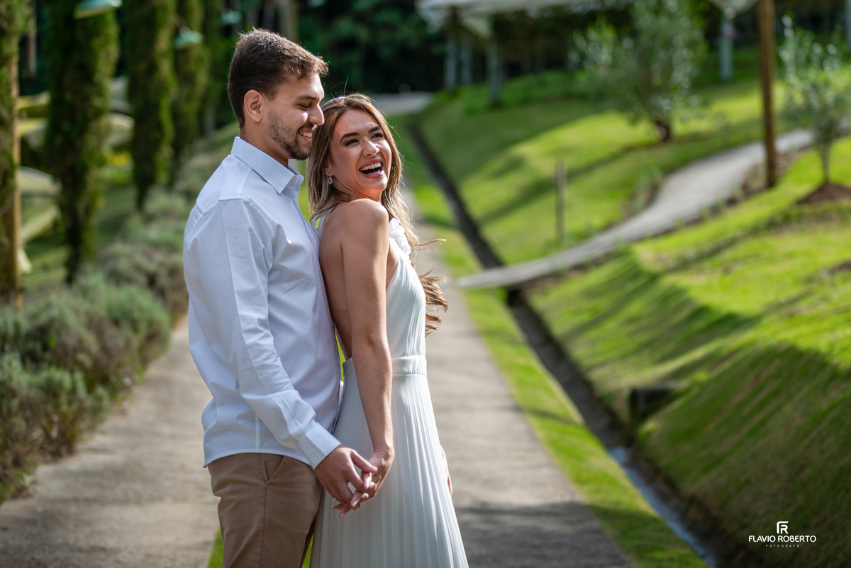 Raissa e Anderson sorrindo durante ensaio pré wedding na Vinícola Essenza na Serra da Mantiqueira.
