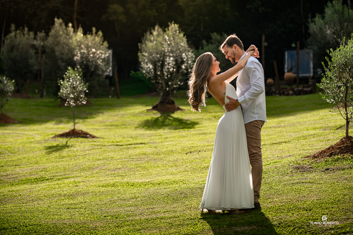 Pré wedding de Raissa e Anderson em vinícola de Santo Antônio do Pinhal com luz natural e cenário romântico.