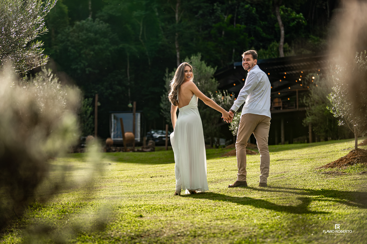 Fotografia espontânea de Raissa e Anderson em pré wedding na Vinícola Essenza, interior de São Paulo.