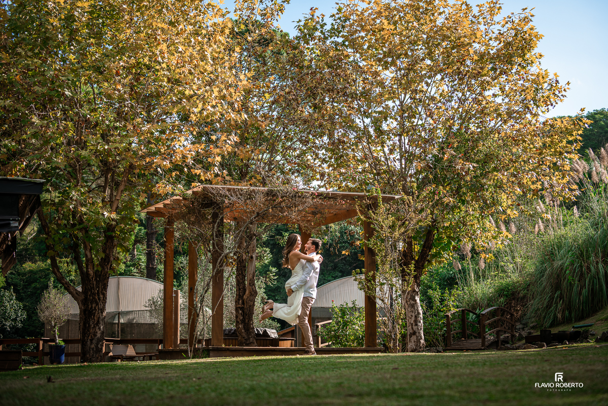 Fotografia espontânea de Raissa e Anderson em pré wedding na Vinícola Essenza, interior de São Paulo.
