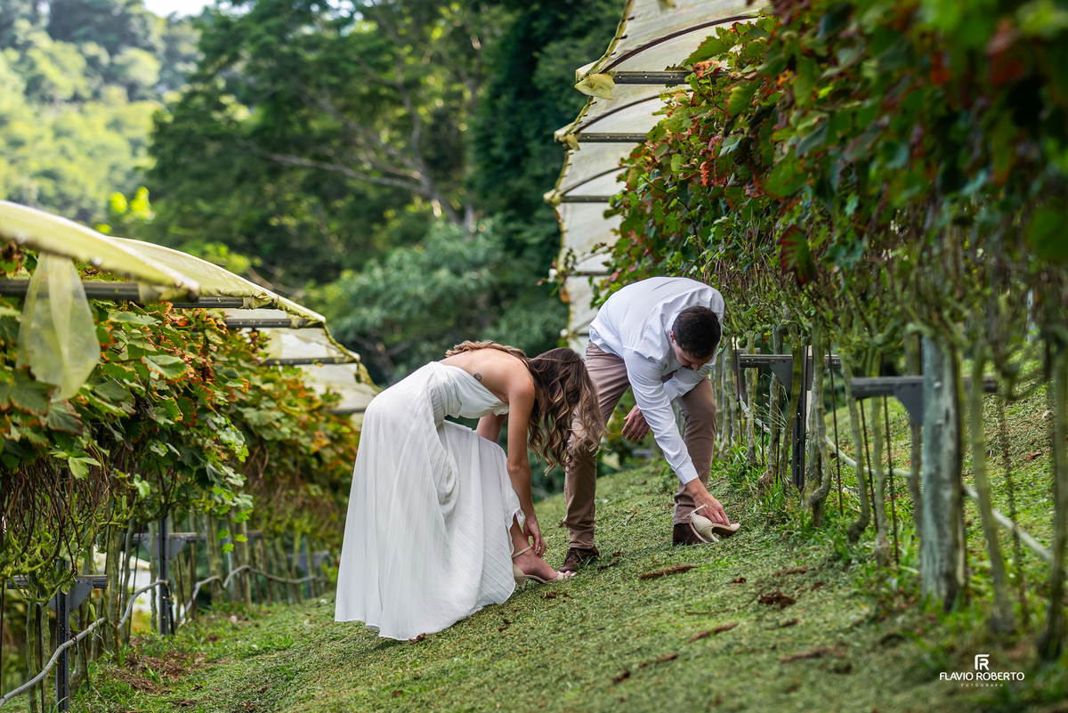 Raissa e Anderson entre os vinhedos da Vinícola Essenza durante ensaio pré wedding na Serra da Mantiqueira.