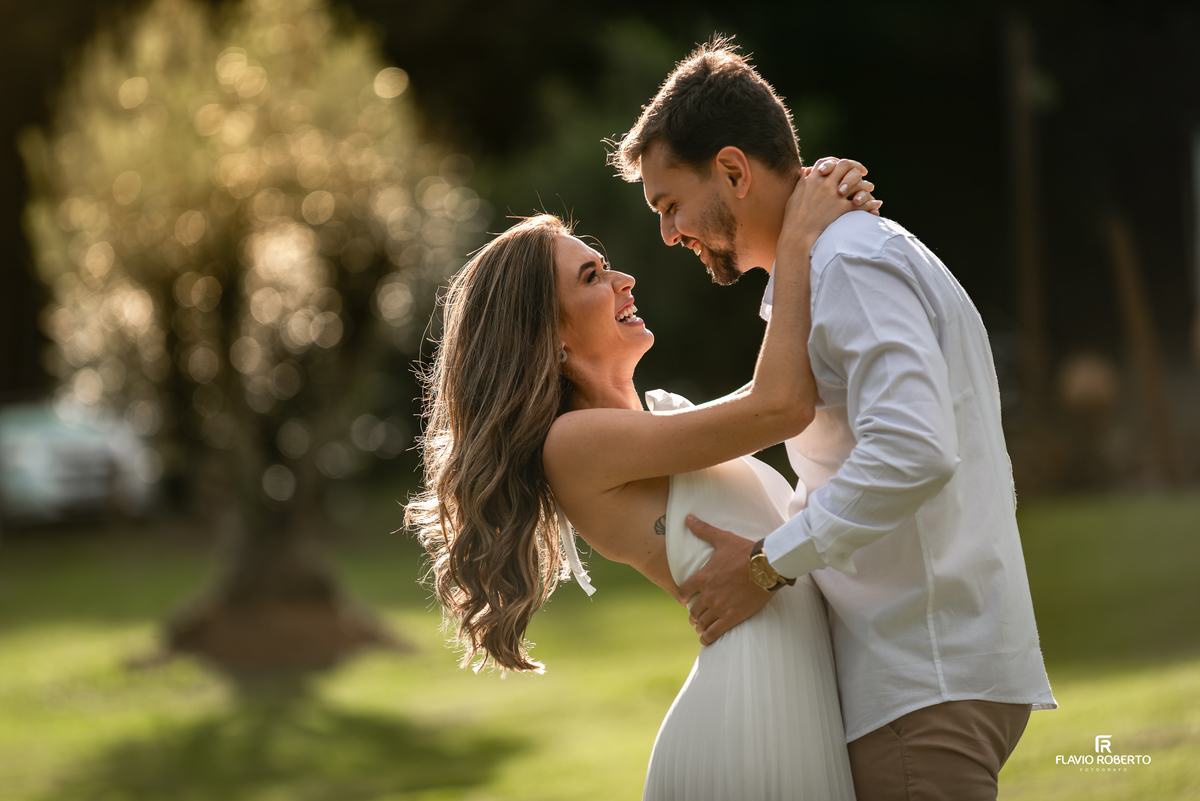 Raissa e Anderson sorrindo durante ensaio pré wedding na Vinícola Essenza em São Paulo.