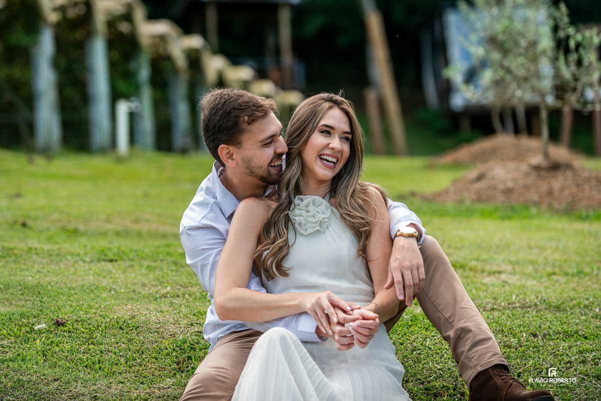 Raissa e Anderson sorrindo durante ensaio pré wedding na Vinícola Essenza na Serra da Mantiqueira.