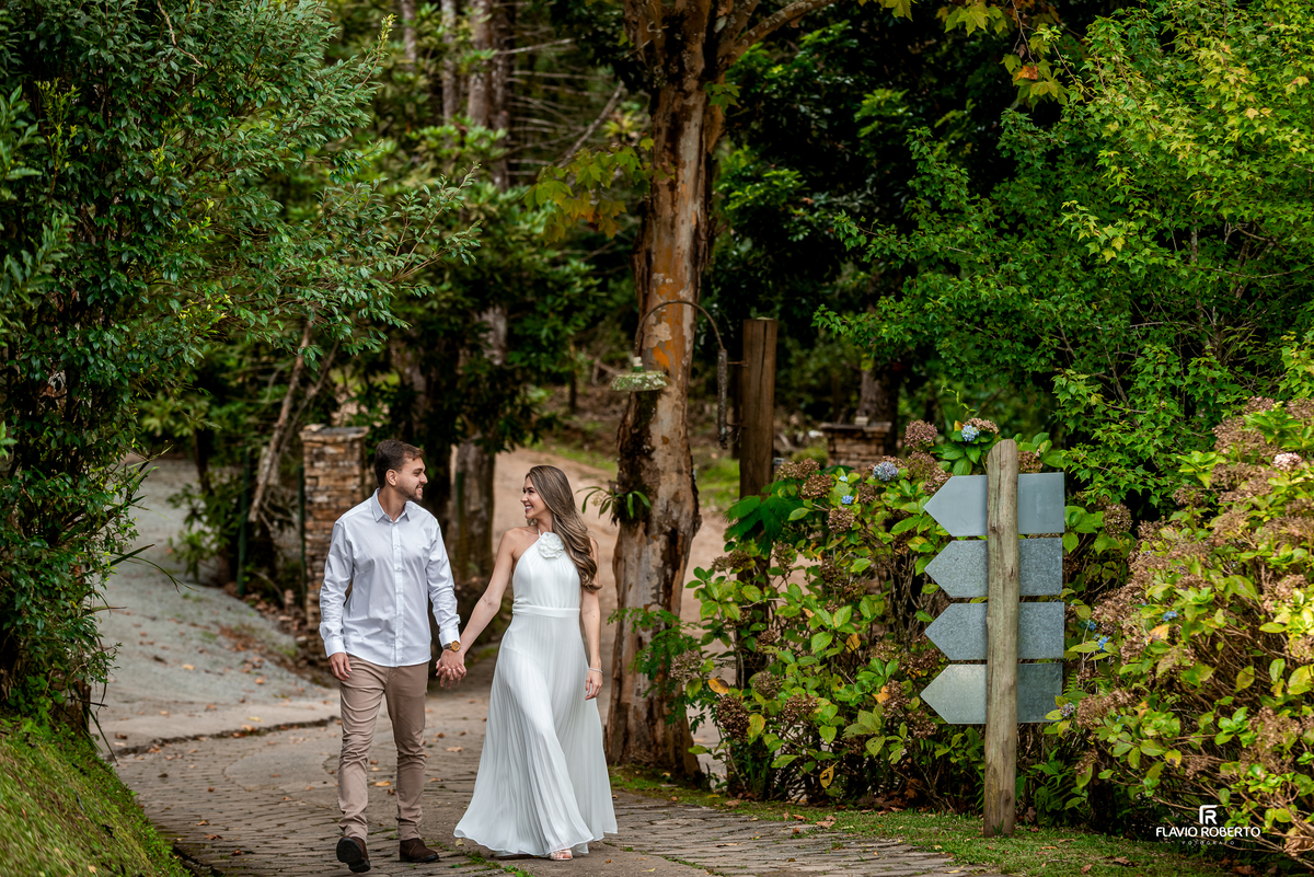 Raissa e Anderson caminhando durante pré wedding na Vinícola Essenza em Santo Antônio do Pinhal, na Serra da Mantiqueira.