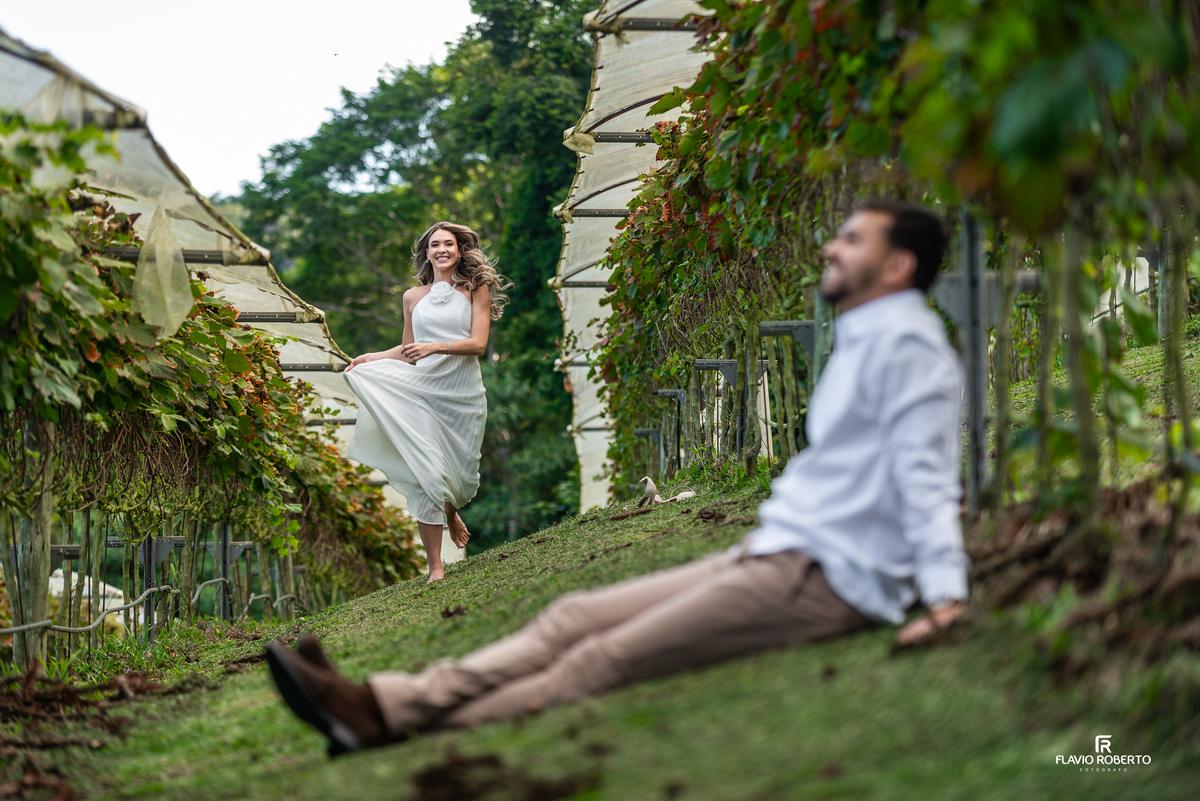 Raissa e Anderson sorrindo durante ensaio pré wedding na Vinícola Essenza em Santo Antônio do Pinhal, na Serra da Mantiqueira.