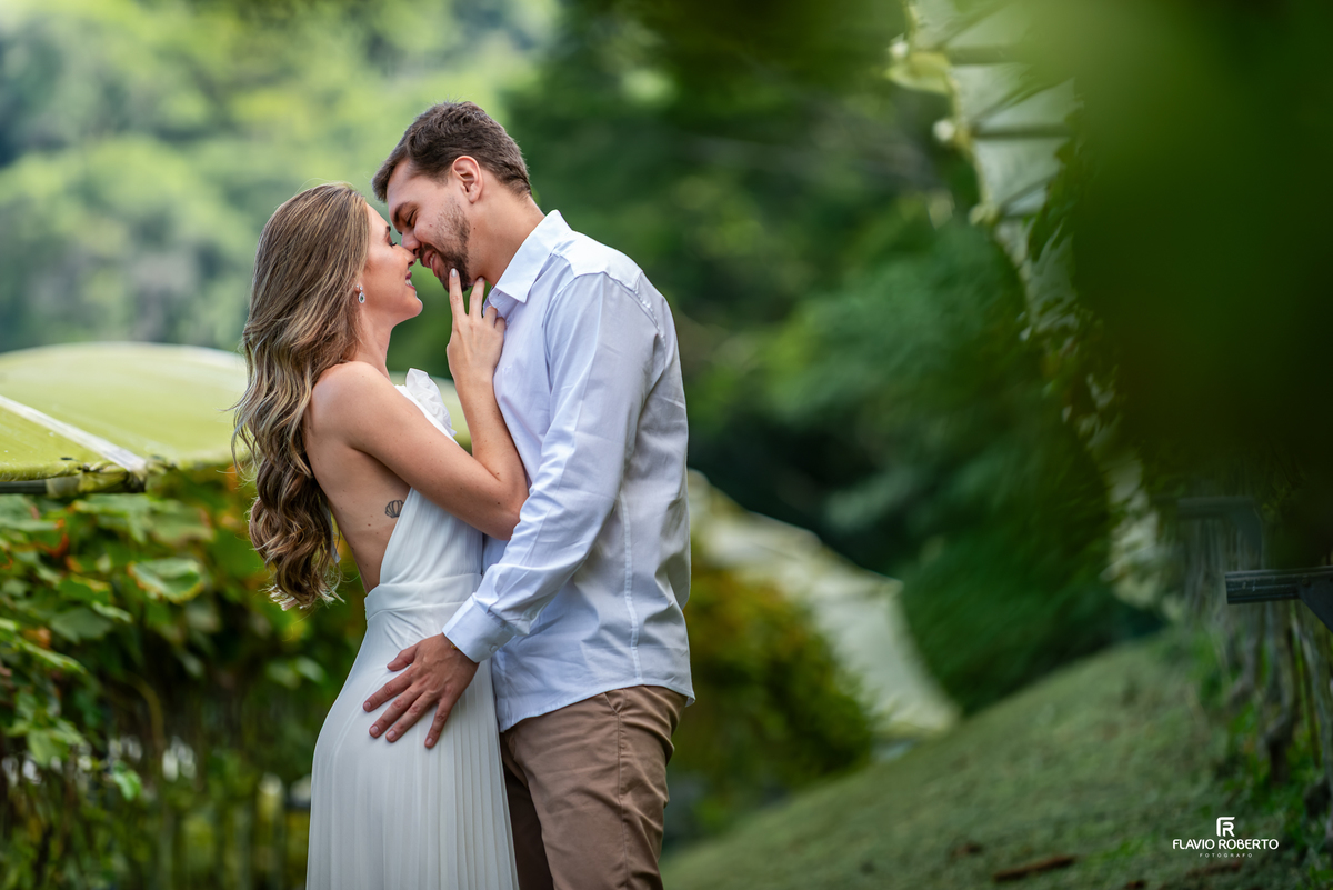 Casal se beijando durante ensaio pré wedding na Vinícola Essenza em Santo Antônio do Pinhal.