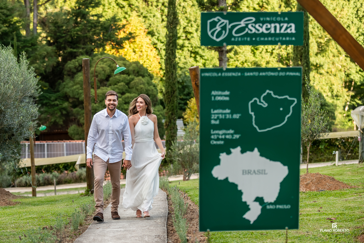 Raissa e Anderson caminhando na entrada da Vinícola Essenza em Santo Antônio do Pinhal.