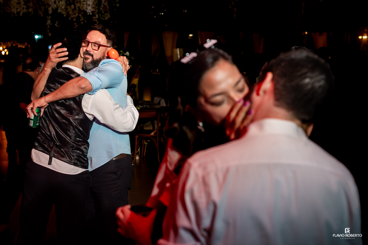 Abraço emocionante entre amigos durante a celebração do casamento no Sítio Tangaroa em Taubaté.